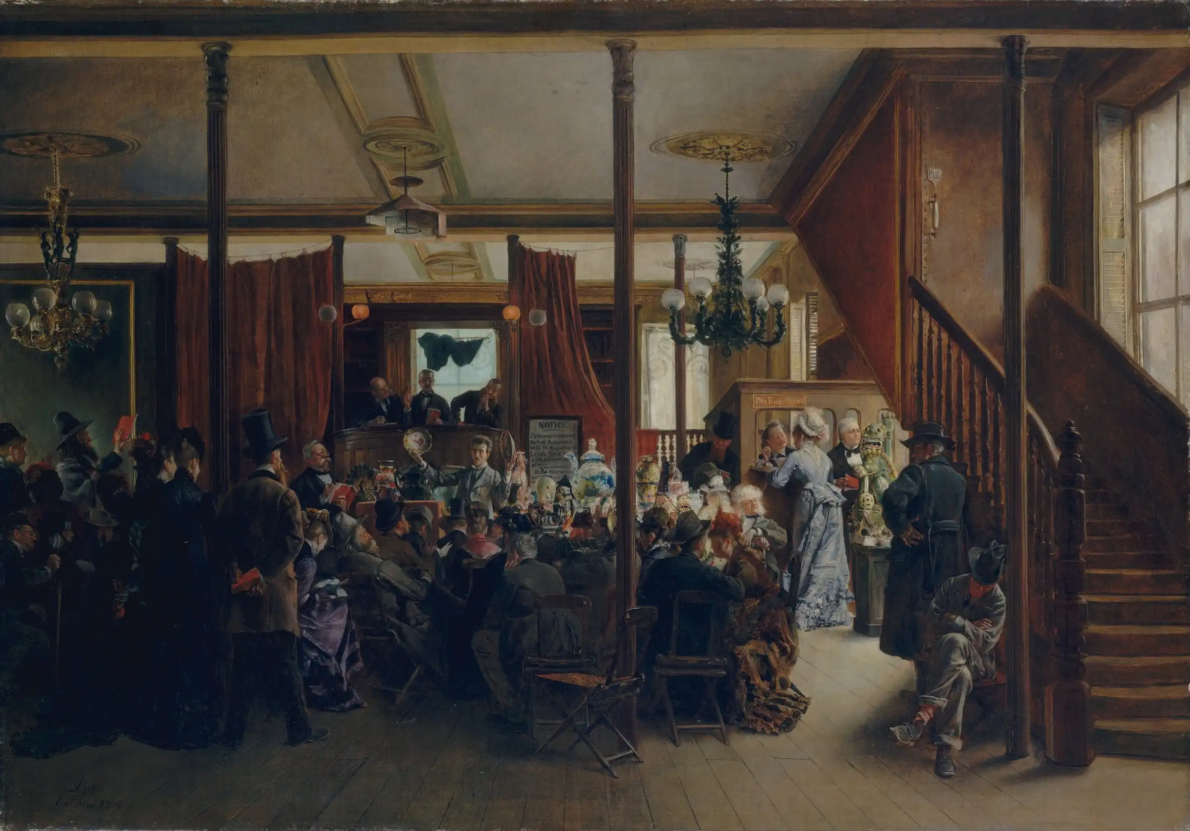 Un’asta a New York nel 1876: il banditore mostra un piatto alla sala piena di compratori
